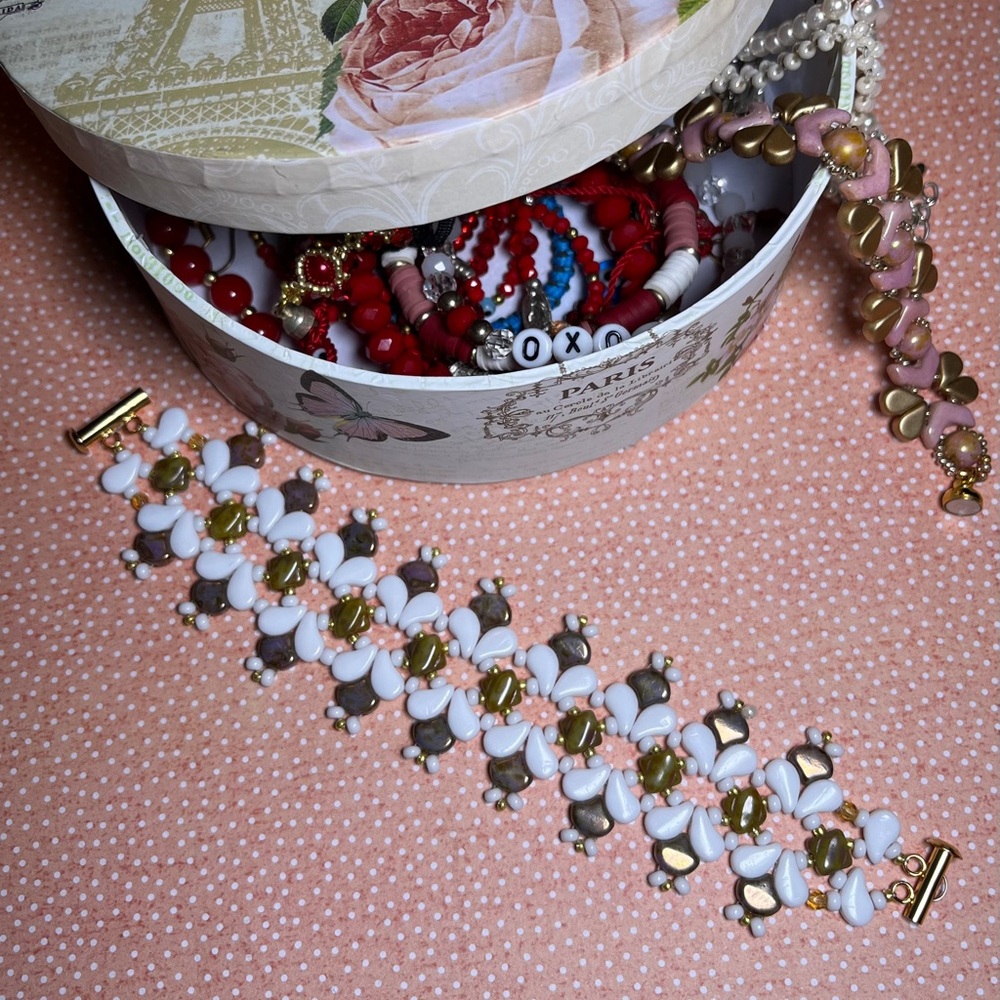 Handmade fashion jewelry bracelet